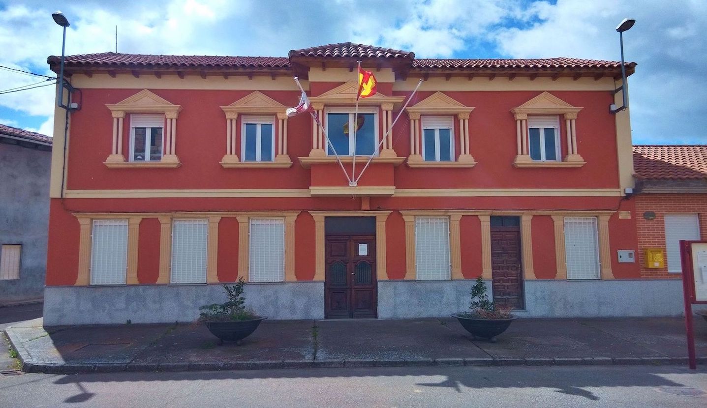 Quintana del Marco construirá un tanatorio en las escuelas con la oposición de una parte de los vecinos