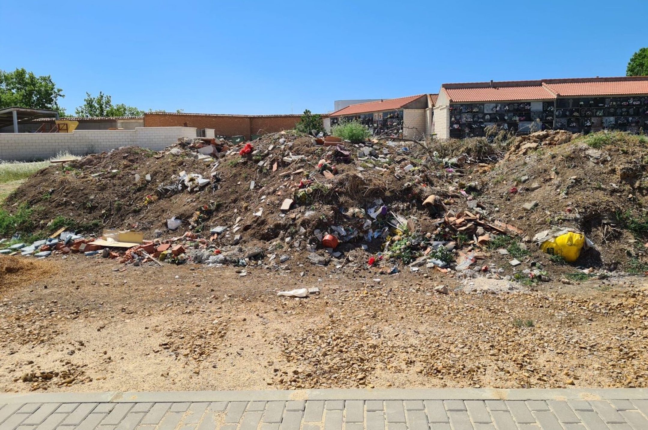 El PP de Puertollano denuncia el “lamentable estado” del cementerio municipal