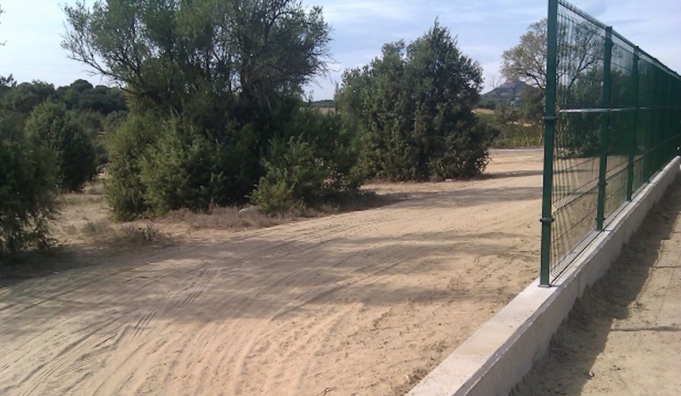 Roban 25 metros de la malla del vallado perimetral del cementerio de Barbastro