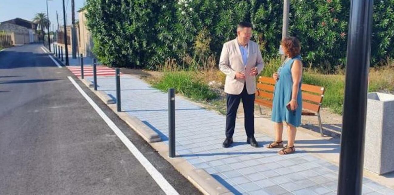Conectan el cementerio con el casco urbano a través de una nueva acera que aumentará la seguridad
