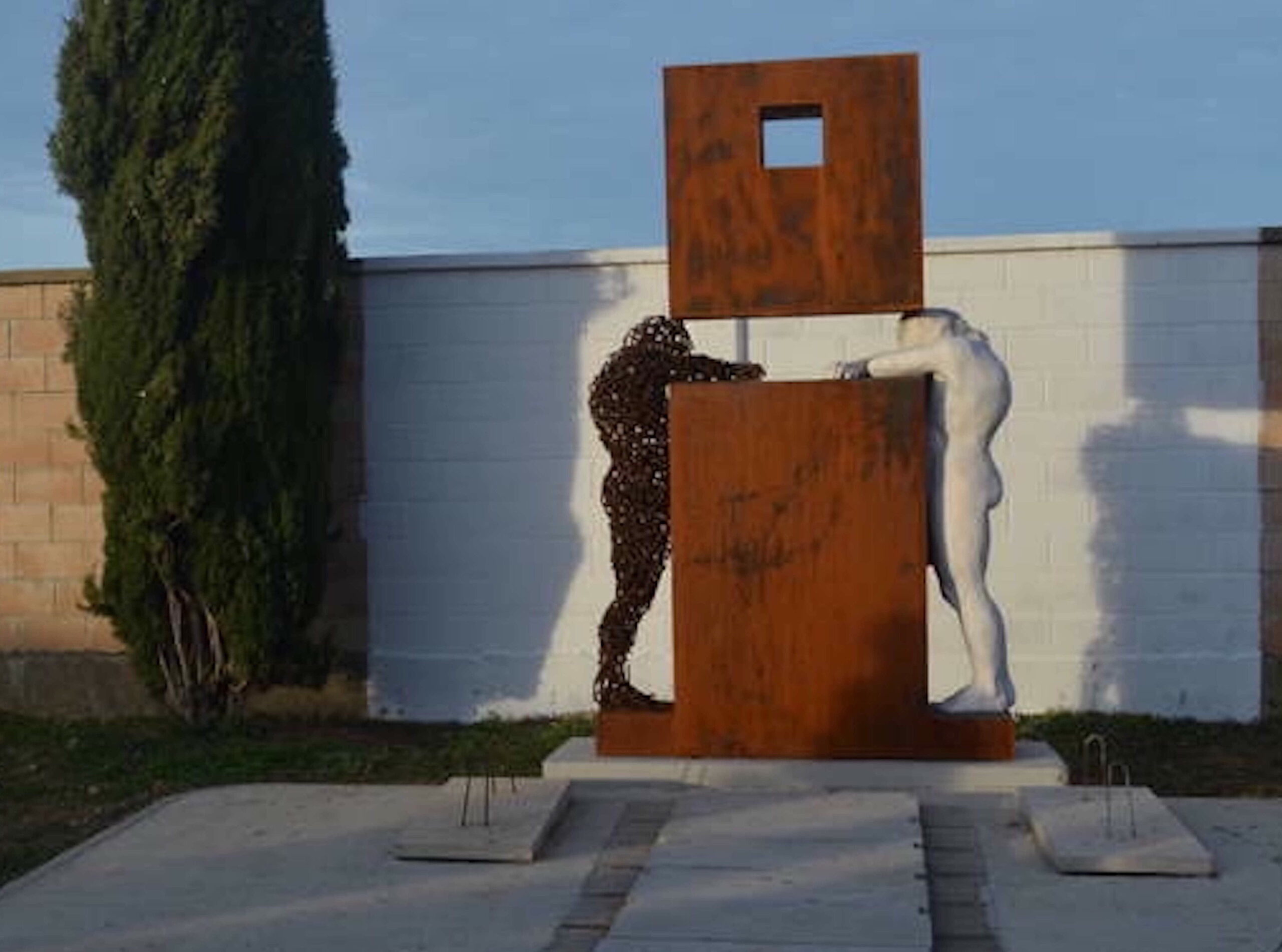 La escultura ‘La ventana’, un recuerdo permanente en el cementerio de Algadefe a sus fallecidos