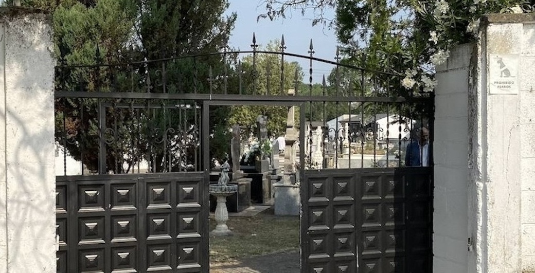 La federación de vecinos y la asociación de Fuentesnuevas exigen la gestión del cementerio