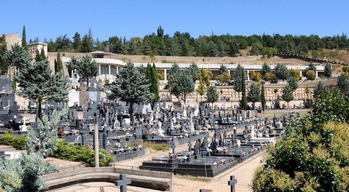 Denuncian que el cementerio de Soria permanece abierto por las noches