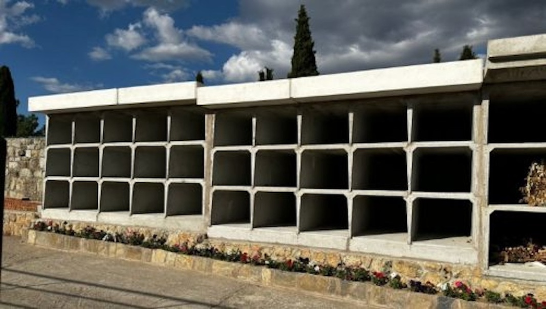 Concluyen las obras de construcción de nuevos nichos, tumbas y columbarios en el cementerio de Hoyo de Manzanares