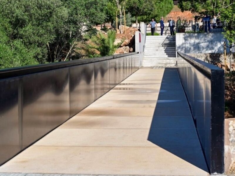 Inauguran una pasarela peatonal en el cementerio de Palma que lo une con el tanatorio
