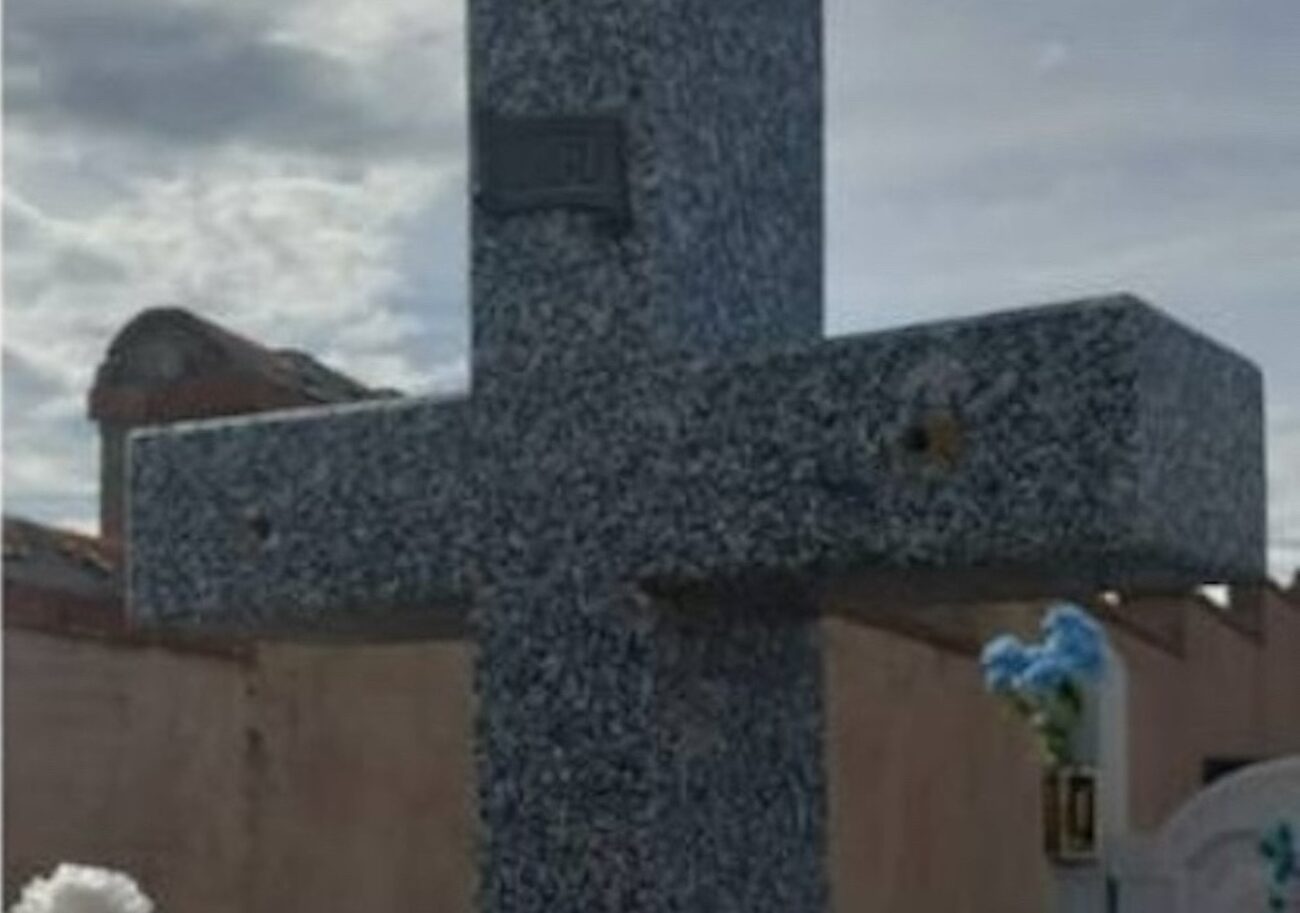Neutralizan seis cámaras del cementerio de Dosbarrios y arrancan 120 crucifijos con total tranquilidad