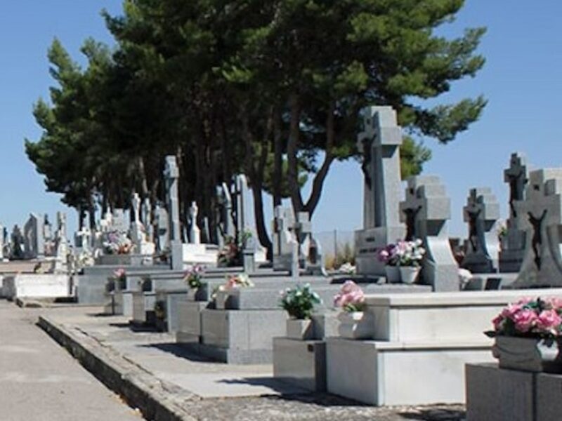 Como no tienen enterrador en el cementerio, los vecinos están obligados a enterrar a su familiar fallecido