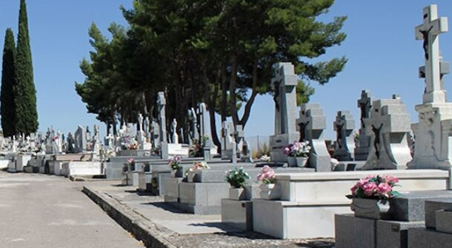 Como no tienen enterrador en el cementerio, los vecinos están obligados a enterrar a su familiar fallecido