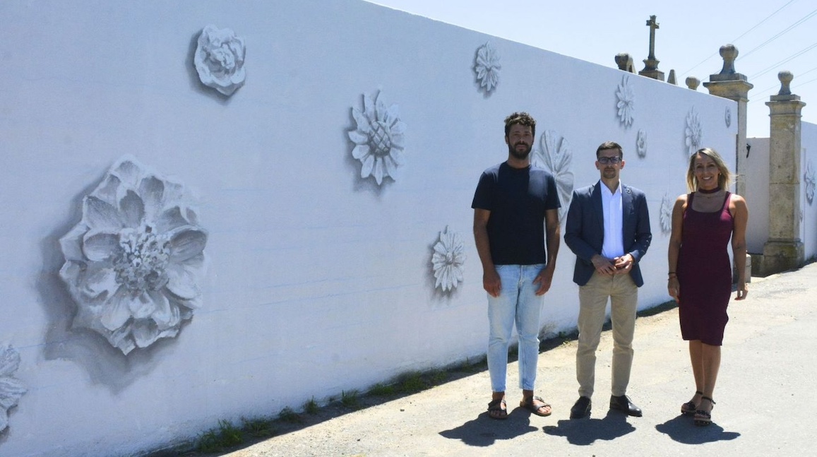 El muro del cementerio de Padrón expresa una obra artística que lo hace más hermoso