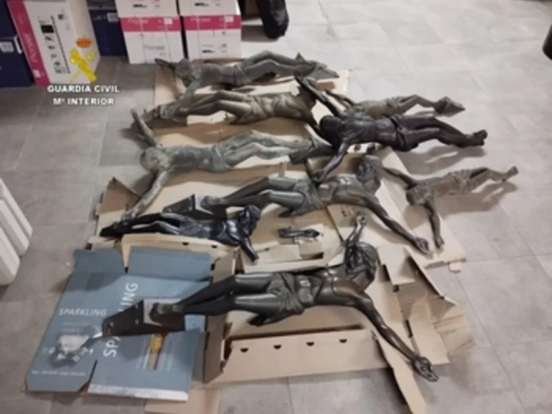 La Guardia Civil detienen a siete sujetos acusados de robar crucifijos de bronce en varios cementerios de Toledo