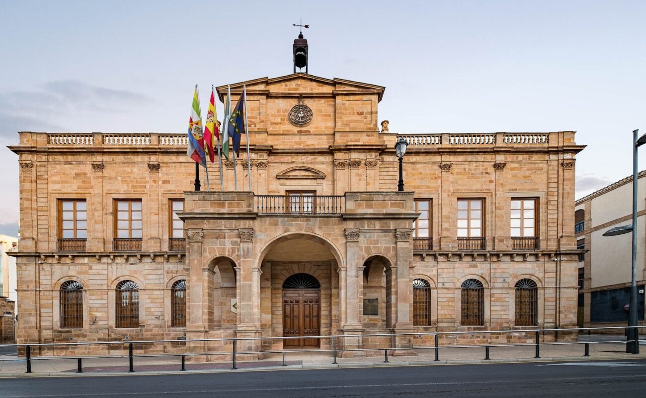 El Ayuntamiento de Linares actualiza las tasas del cementerio municipal