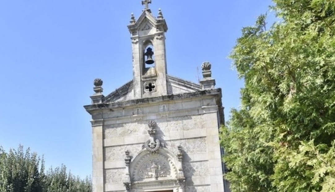 Vigo acometerá en otoño obras de reparación en la capilla del cementerio de Pereiró