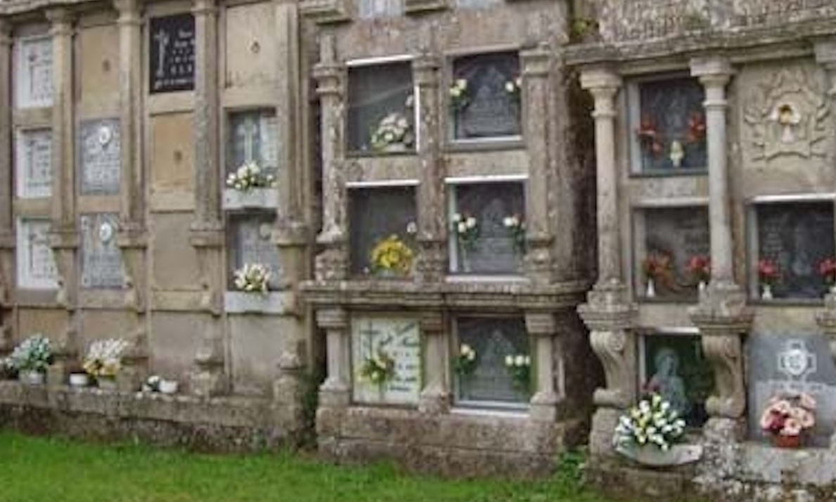 Los vecinos renuevan el cementerio de la parroquia de Santa María de Torás