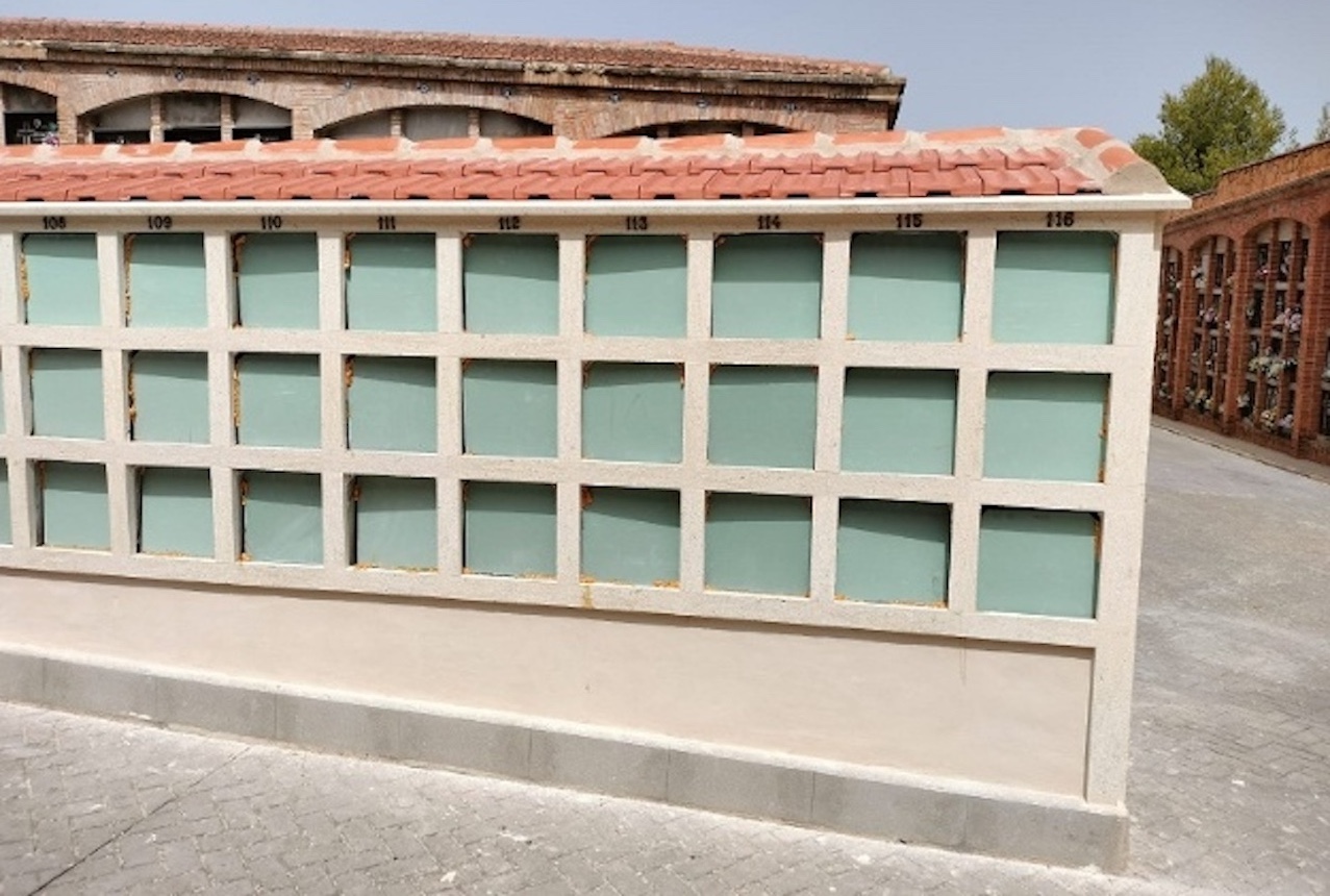 Alcoy recepciona la construcción de un bloque con 120 columbarios en el cementerio Sant Antoni Abat