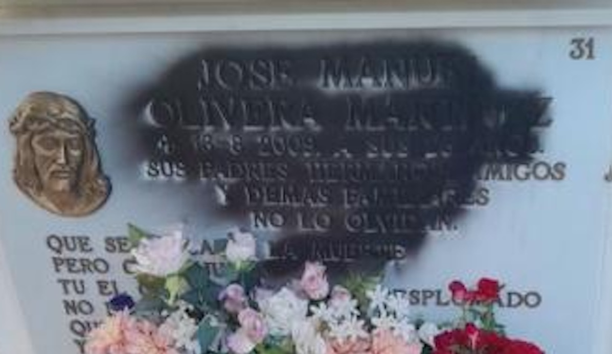 Un “mamarracho” entra en el cementerio de Bienvenida y pinta varias lápidas con espray negro