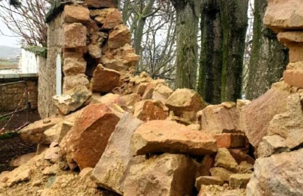 Linares licita la reconstrucción del muro caído en el cementerio municipal de San José