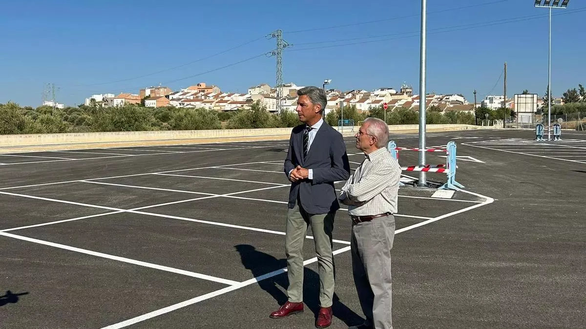 La Diputación de Córdoba ha creado un aparcamiento de 104 plazas en el cementerio de Santaella