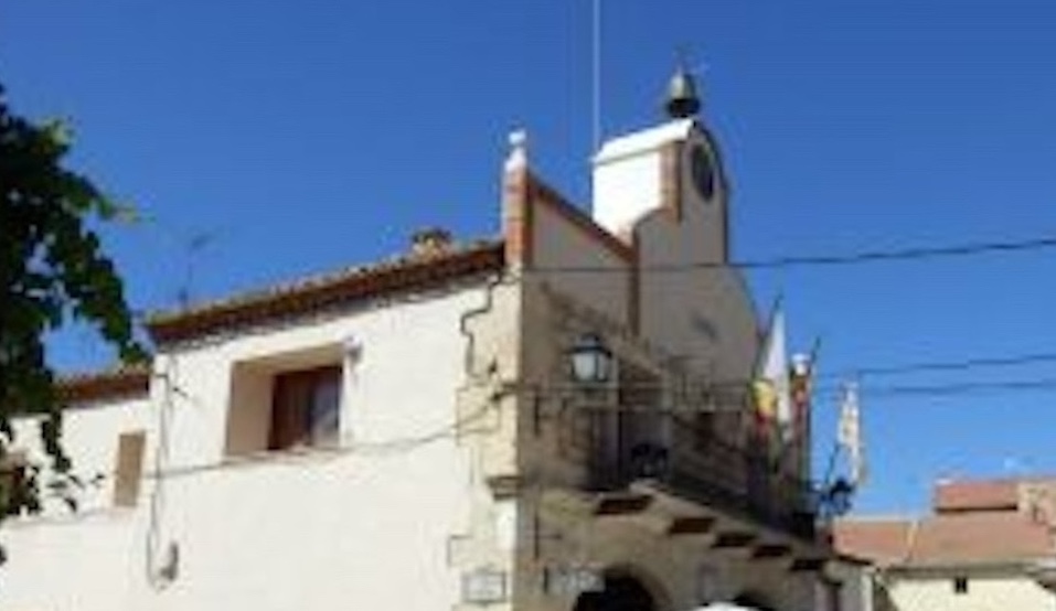 Vecinos de Moscardón molestos con la construcción de un parque en el antiguo cementerio que deja huesos a la vista