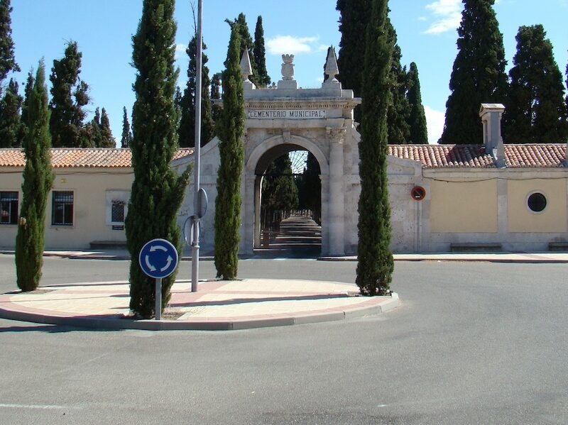 Nevasa firma un convenio para la conservación del patrimonio del cementerio de El Carmen