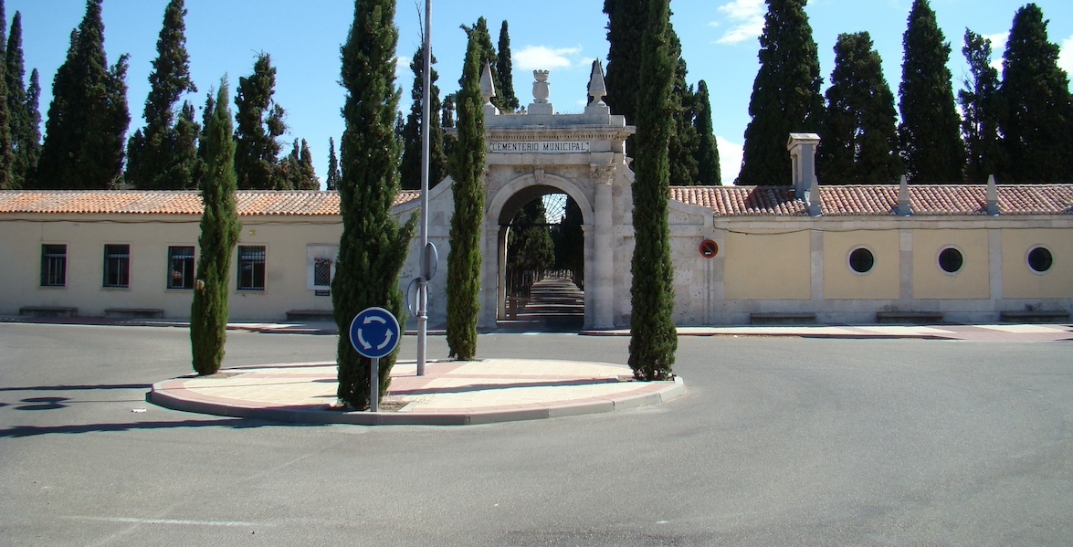 Nevasa firma un convenio para la conservación del patrimonio del cementerio de El Carmen