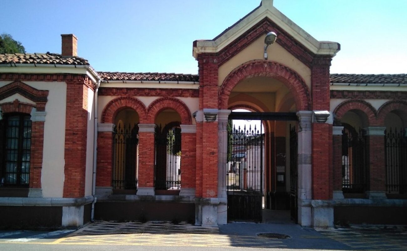 Actos vandálicos en el cementerio de Mieres con multiples destrozos, lápidas desplazadas y cristales rotos