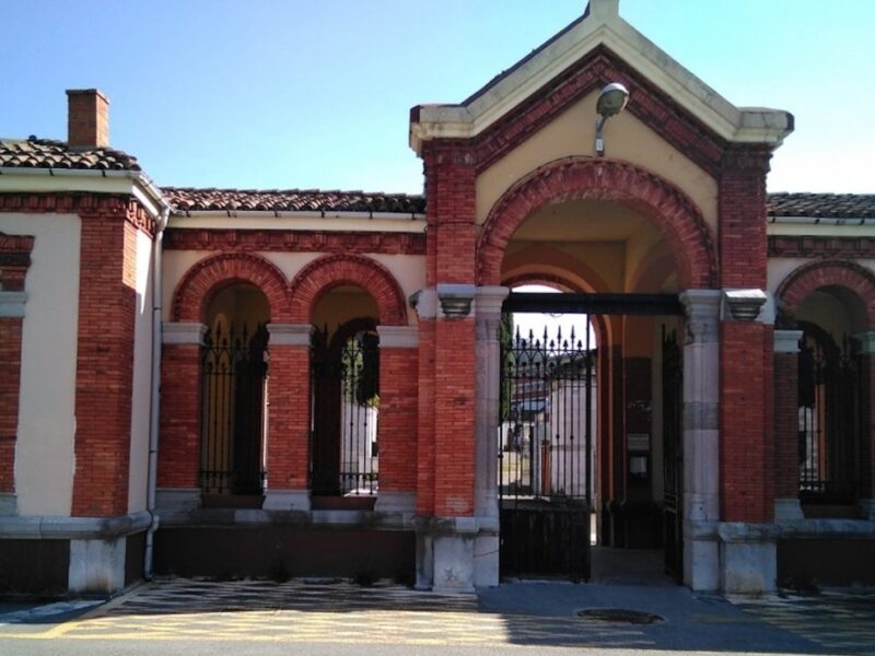 Actos vandálicos en el cementerio de Mieres con multiples destrozos, lápidas desplazadas y cristales rotos