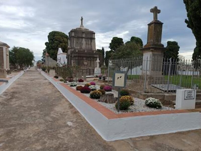 Vinaroz realiza trabajos de mejora en su cementerio con vistas a la festividad de Todos los Santos