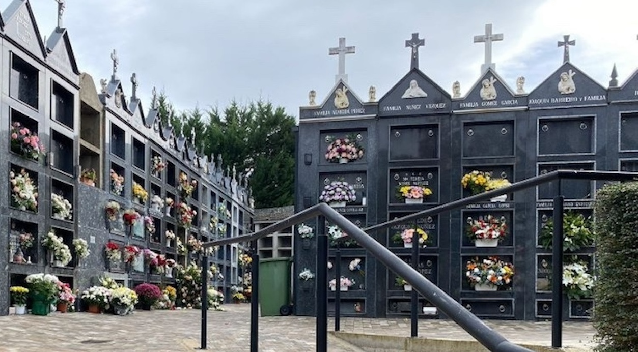 El cementerio de Barco de Valdeorras se encuentra en su capacidad máxima y no dispone de nichos a la venta