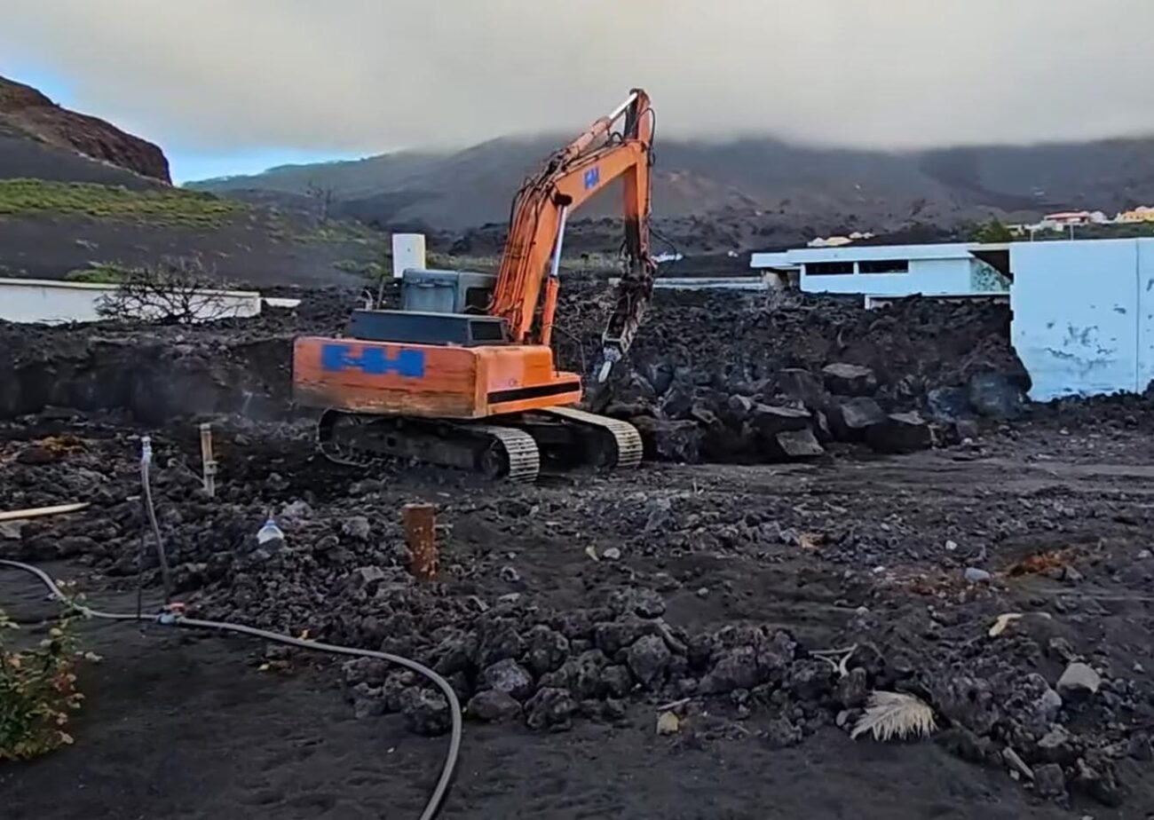 Avanzan los trabajos para recuperar nichos afectados por la lava en Los Llanos de Aridane