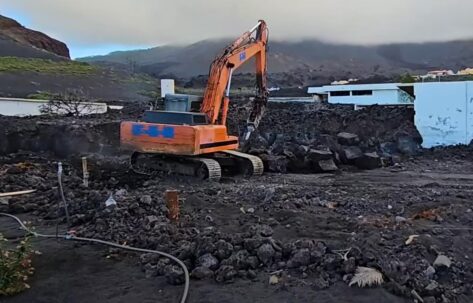 Avanzan los trabajos para recuperar nichos afectados por la lava en Los Llanos de Aridane