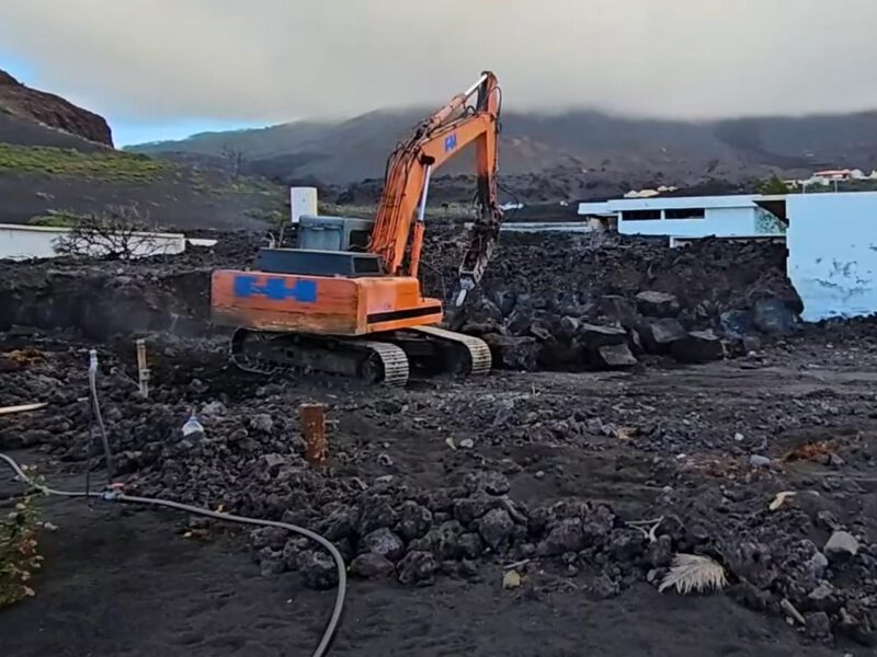 Avanzan los trabajos para recuperar nichos afectados por la lava en Los Llanos de Aridane