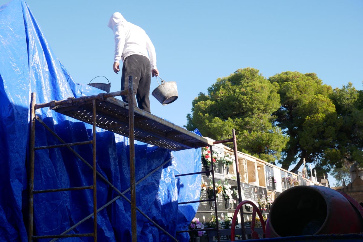 Renovación en el Cementerio de Crevillent con obras de mantenimiento para mejorar infraestructura y drenaje