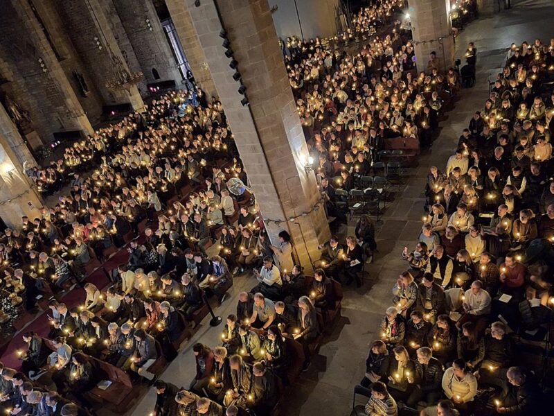 Santa María del Mar se llena de luz y recuerdo en un homenaje espiritual de Mémora a los que ya no están