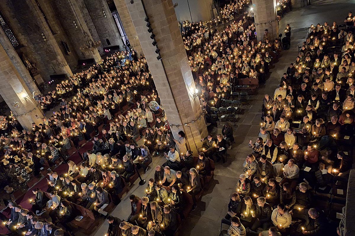 Santa María del Mar se llena de luz y recuerdo en un homenaje espiritual de Mémora a los que ya no están