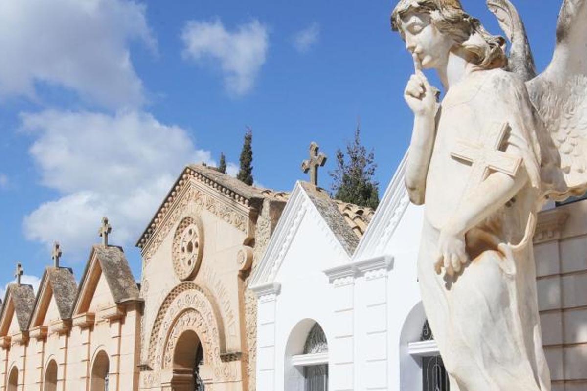 Ibiza amplía la experiencia: segunda visita teatralizada al Cementerio Viejo tras el éxito de la primera