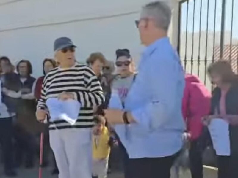 Protesta en Zahara de los Atunes ante la gestión del cementerio y las restricciones horarias