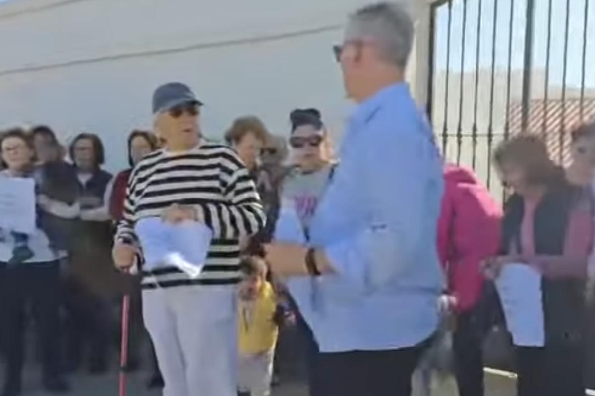 Protesta en Zahara de los Atunes ante la gestión del cementerio y las restricciones horarias