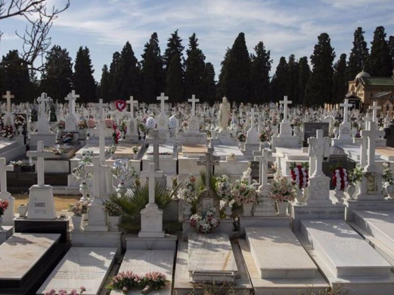 Reconocimiento histórico para la trabajadora del cementerio que ayudó a detener al profanador de tumbas