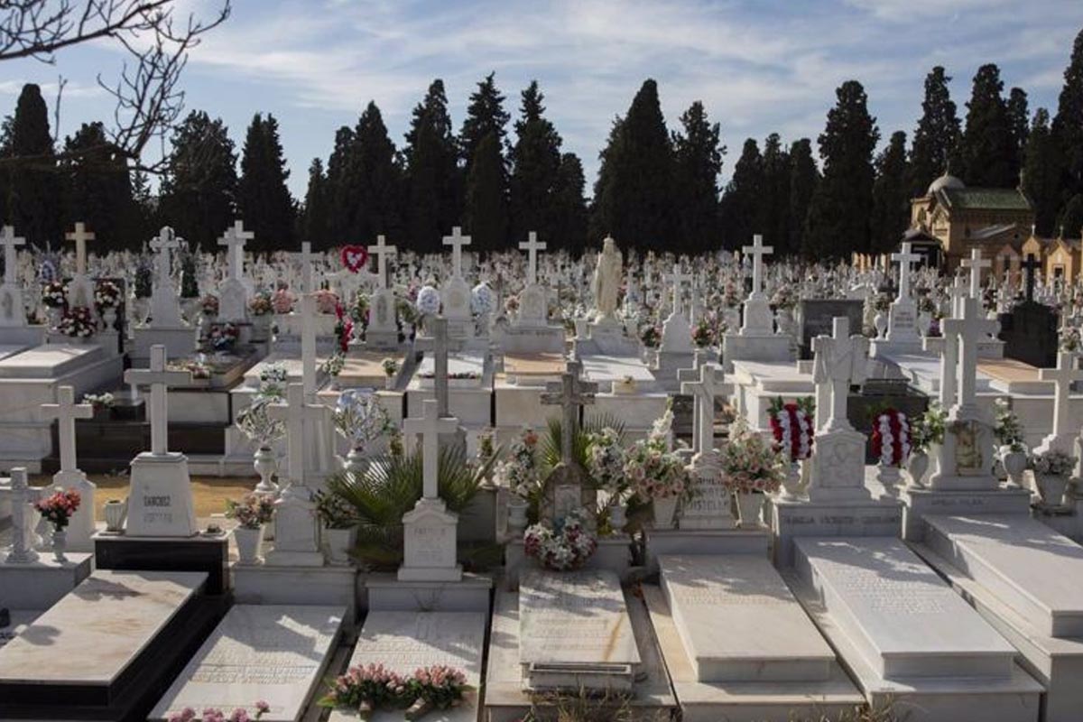 Reconocimiento histórico para la trabajadora del cementerio que ayudó a detener al profanador de tumbas