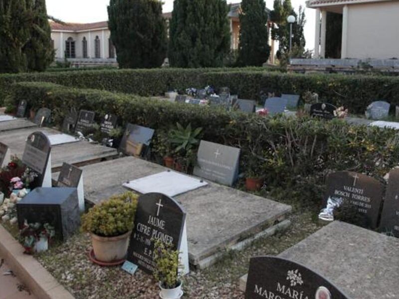 Indignación en el cementerio de Ciutadella: semanas sin agua y sin solución inmediata